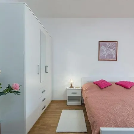 Apartment Neva *